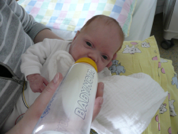 Saskia beim Fläschchen