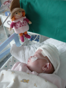 Saskia mit ihrem Püppchen